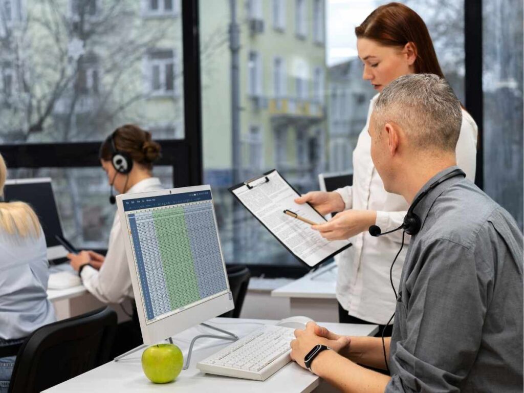 Equipo de TFM Academy haciendo la revisión sistemática de un TFM